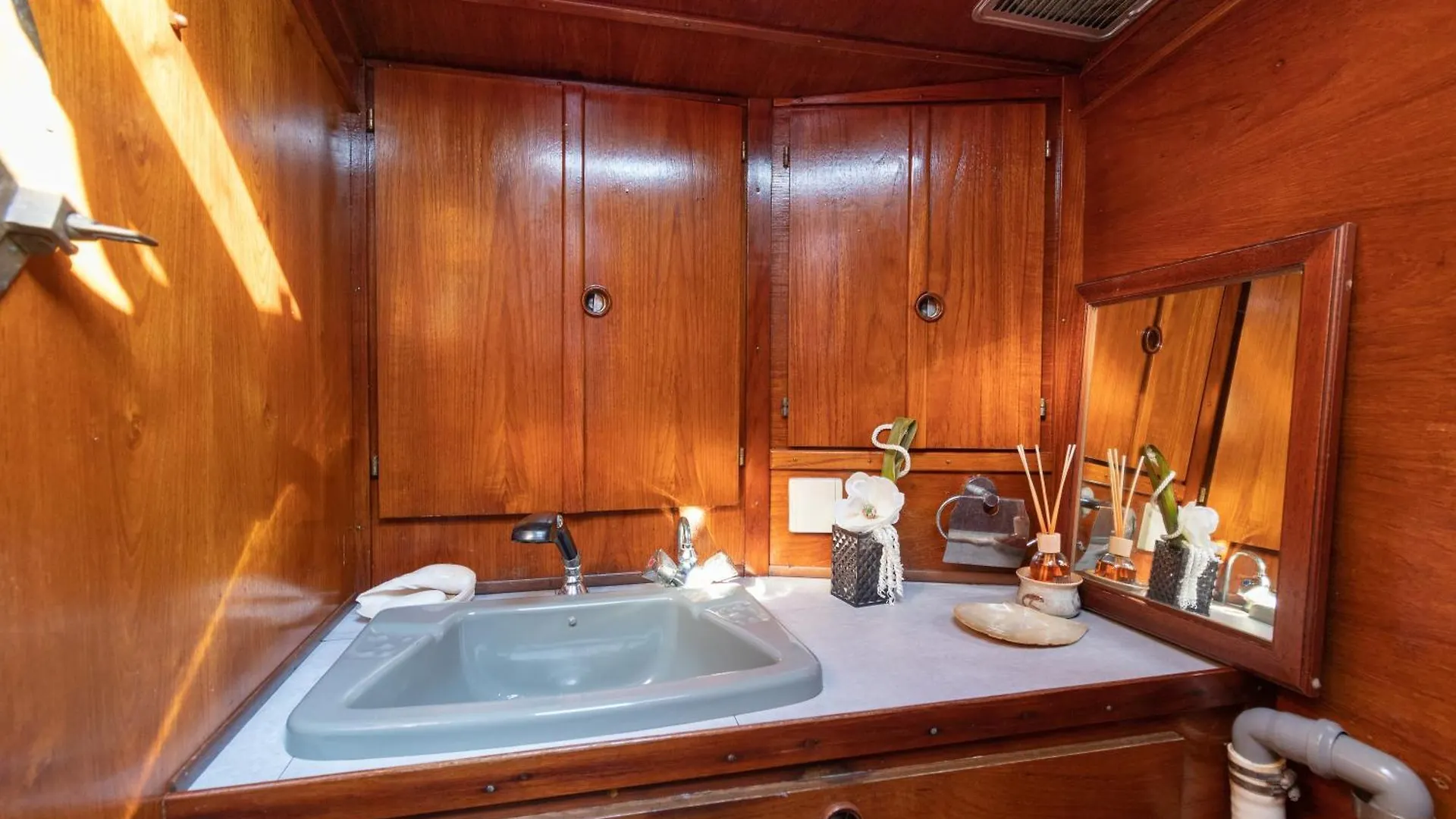 Quo Vadis Yacht Hotel Bari 0*,  Italië